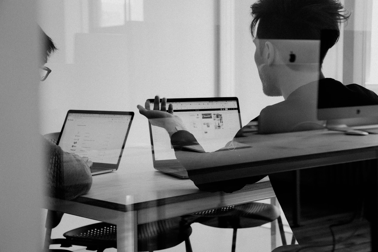 2 personnes en train de réaliser le projet web d'un client